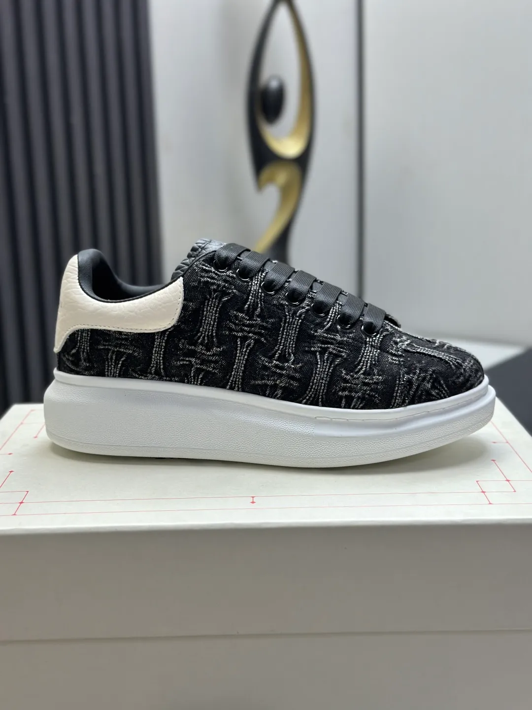 👟👟Ex-factory price 600👟👟 (🥇Top version produced in Dongguan🥇) A new upgrade of the classic McQueen white shoes. This upgrade of McQueen, which has been done for 4 consecutive years, will definitely bring you the most cost-effective ALEXANDER MCQUEEN classic in the market. If you are not confident about the quality of such a classic and world-destroying model, there is really no need to put it on the table🔙.  Purchased original version from HK counter, various demolitions.  All kinds of PKs are welcome💥.  (Anyone who has the original version at the stall is welcome🆚) The thick sole perfectly increases the elongated visual effect. The most perfect proportion of the shoe body is this last shape. The logo font on the rear tail is printed in small fonts. The logo on the foot is made of genuine leather with air-pressed colorless process. We will always update the color with the counter. 🔘Upper: genuine customized environmentally friendly full-grain cowhide 🔘Inner lining: imported mixed sheepskin (the genuine product is also sheepskin, not the cheap cowhide on the market) 🔘Sole: Exclusive molded TPU➕rubber injection molded layered outsole, (purple tail, pink tail, red tail, burgundy tail, rose gold tail sequin series, Velcro men's model needs to be customized, non-returnable) 🔘Code number 34-44 (women's size 34.40 is custom-made).